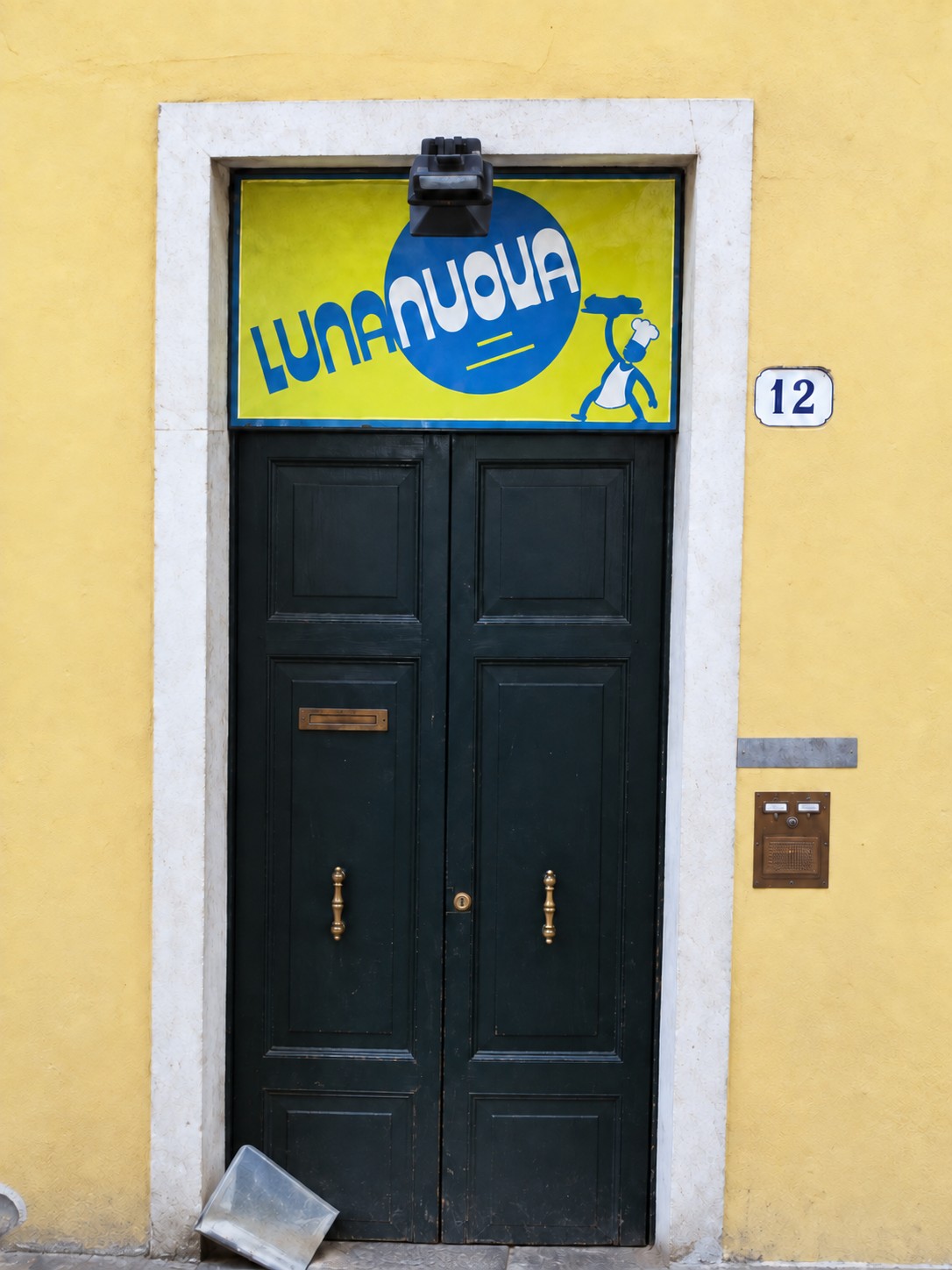 Ingresso della sede storica di Luna Nuova in via Barbarigo