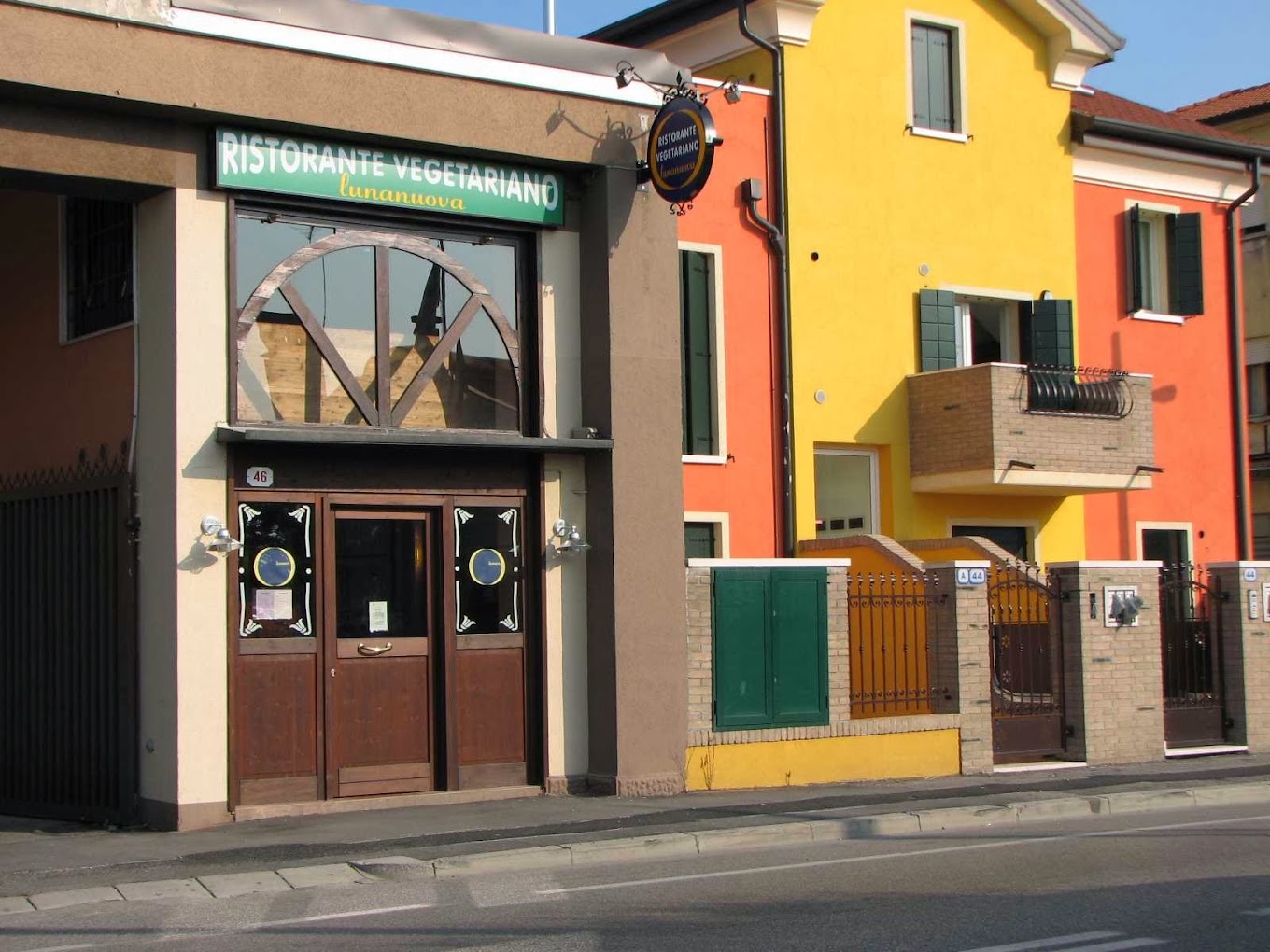 Ingresso e insegna di Luna Nuova in via Pontevigodarzere