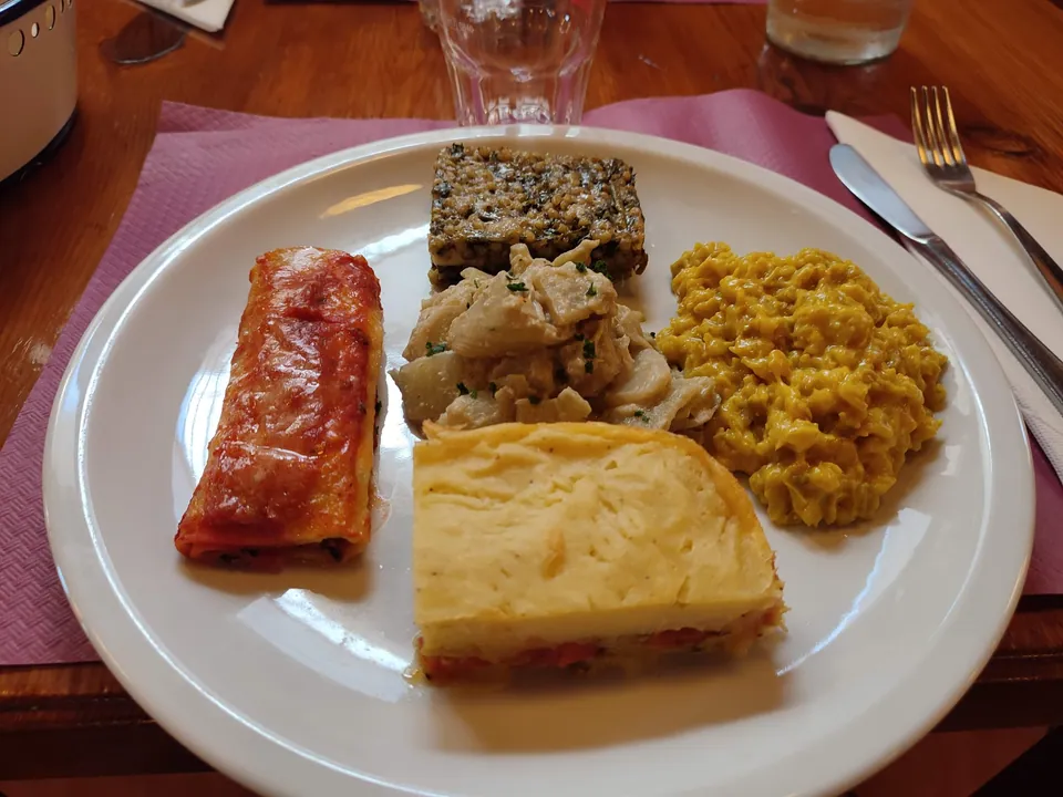Piatto misto vegetariano con verdure, cereali e preparazioni al forno