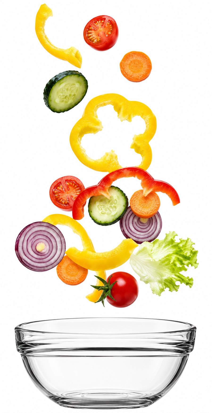 Verdure fresche che cadono in una ciotola di vetro