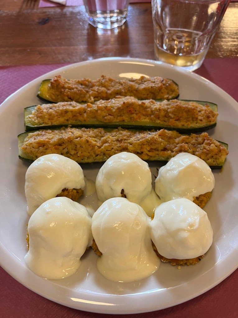 Zucchine ripiene con polpette vegetariane e salsa bianca